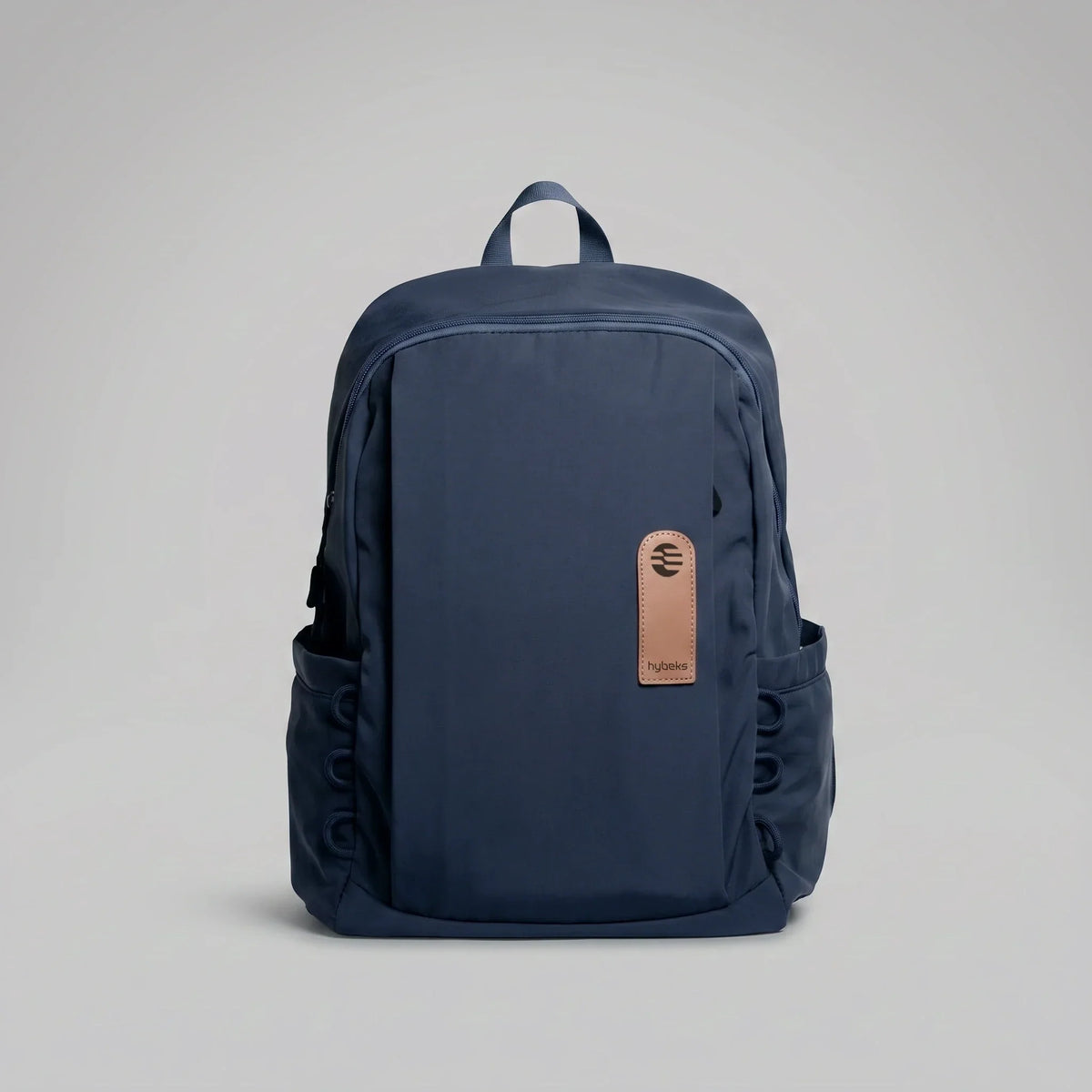 A hybeks Drift Backpack in Midnight Transit seen from the front, a 43 x 29 x 17 cm bag sized to stay on a sleeper bus berth overnight