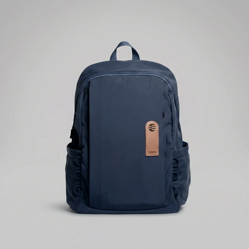 A hybeks Drift Backpack in Midnight Transit seen from the front, a 43 x 29 x 17 cm bag sized to stay on a sleeper bus berth overnight