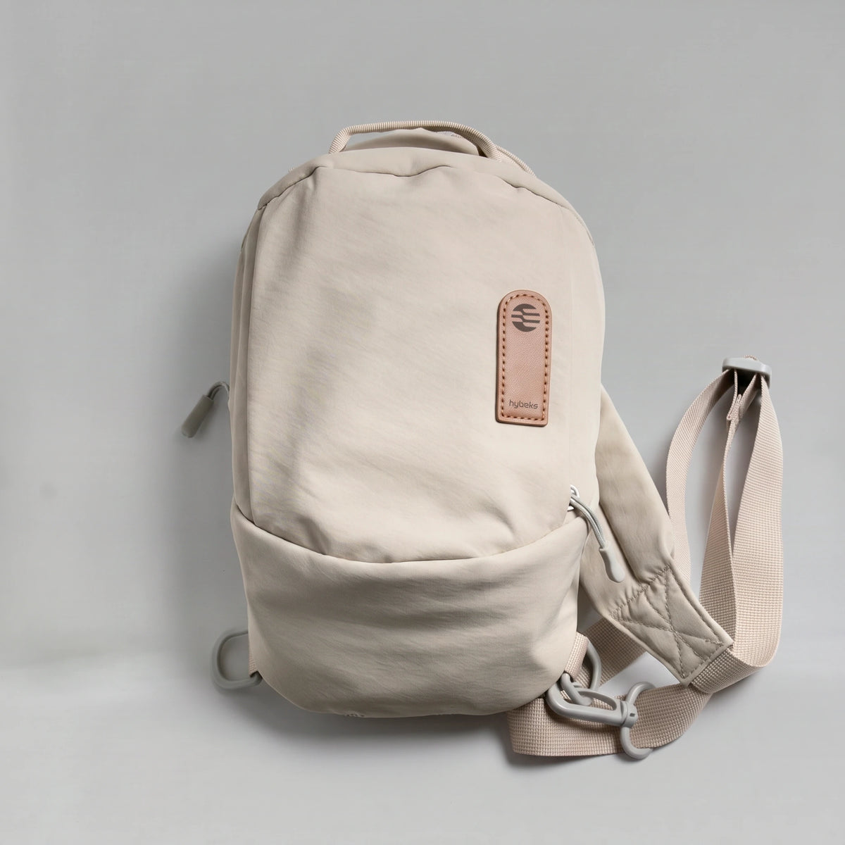 hybeks Drift Sling in Morning Fog, three-quarter view.