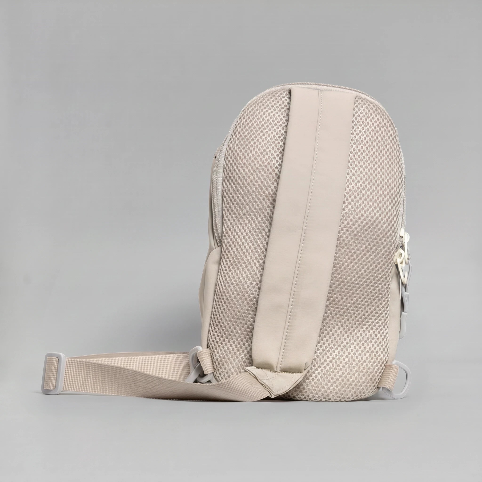 hybeks Drift Sling in Morning Fog, back panel.