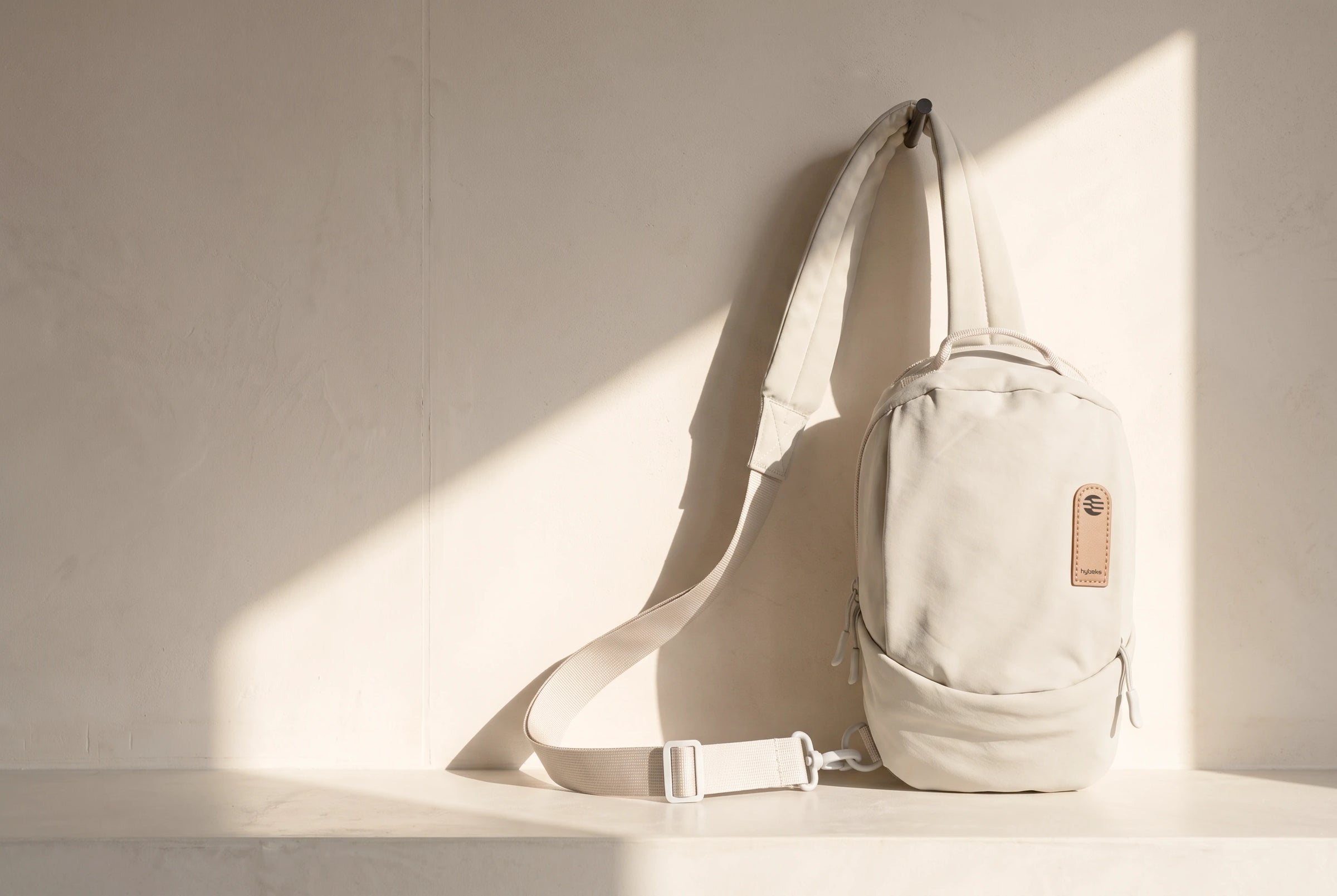 hybeks Drift Sling in Morning Fog, the 3.4 litre water-repellent nylon crossbody sling bag.